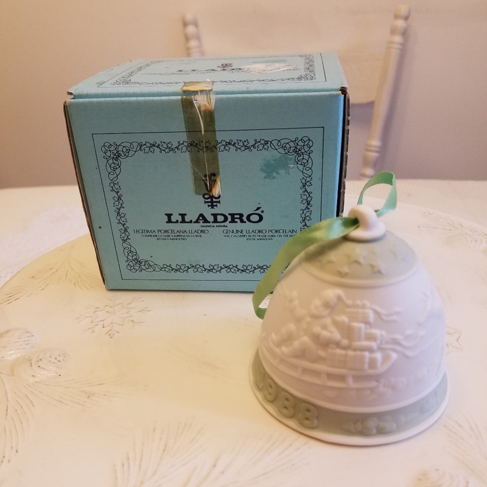 Lladro 1988 Green Porcelain Christmas Bell Santa Reindeer Campanita Navidad